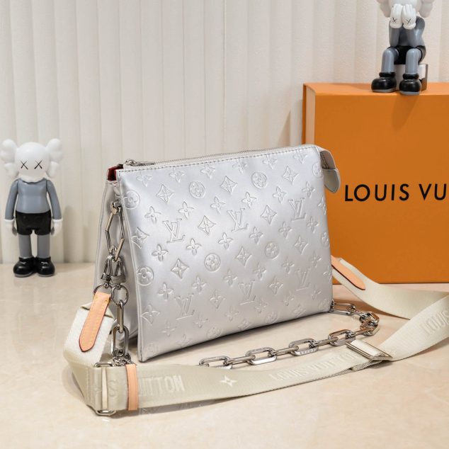  Louis Vuitton Size: 26 x 20 x 12 cm