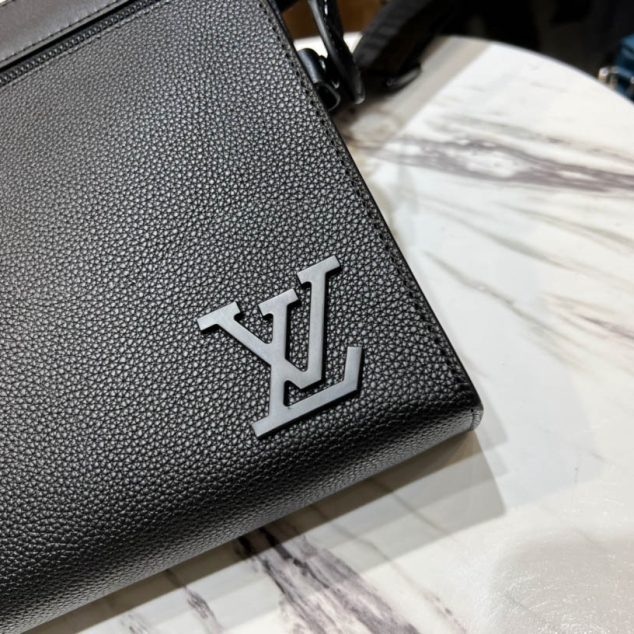  LV Size:28 x 21 x 6 cm