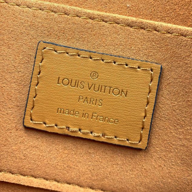  Louis Vuitton Size: 20 x 15 x 9 cm