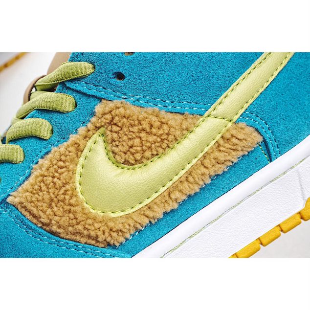  Nike SB Dunk Low Low-Top Sneakers