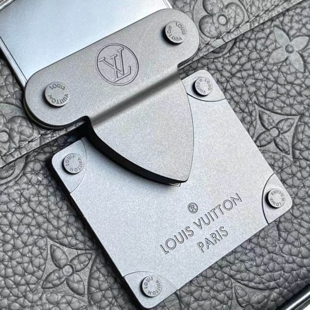  Louis Vuitton Size: 22 x 18 x 8 cm