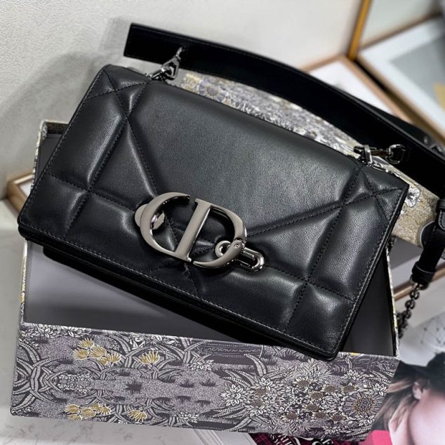  30 Montaigne Chain Clutch Size: 25.5cm