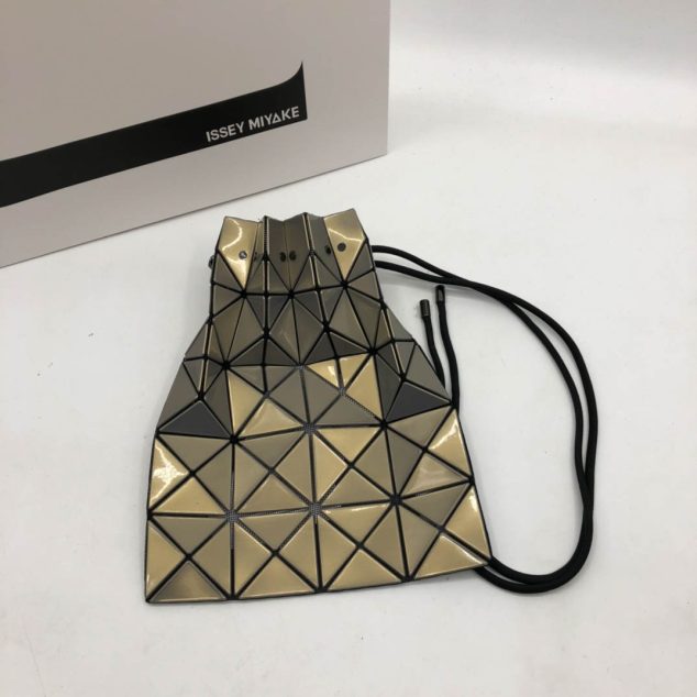  Issey Miyake Bucket Bag Size: 28.5/23cm.