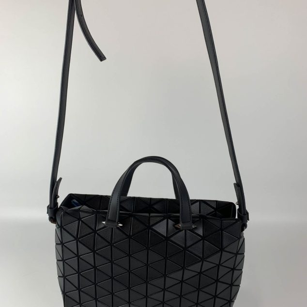  Issey Miyake Handbag Size: 23.5×15.2x8cm