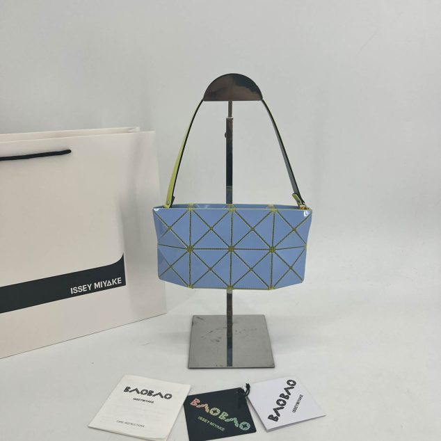  Issey Miyake Handbag Size: 23.5×15.2x8cm