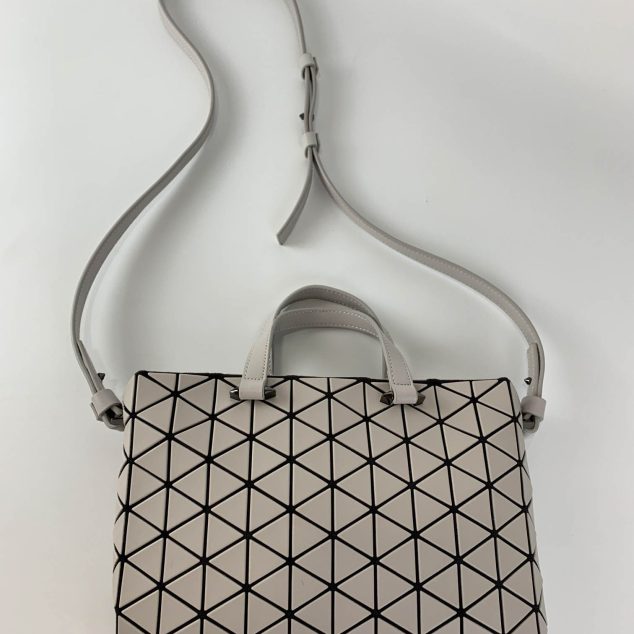  Issey Miyake Handbag Size: 23.5×15.2x8cm