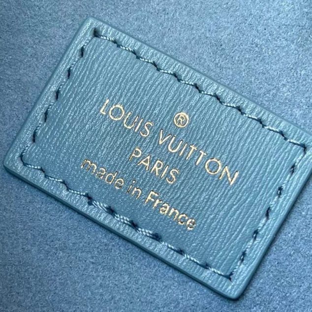  Louis Vuitton Size: 23 x 13 x 6 cm