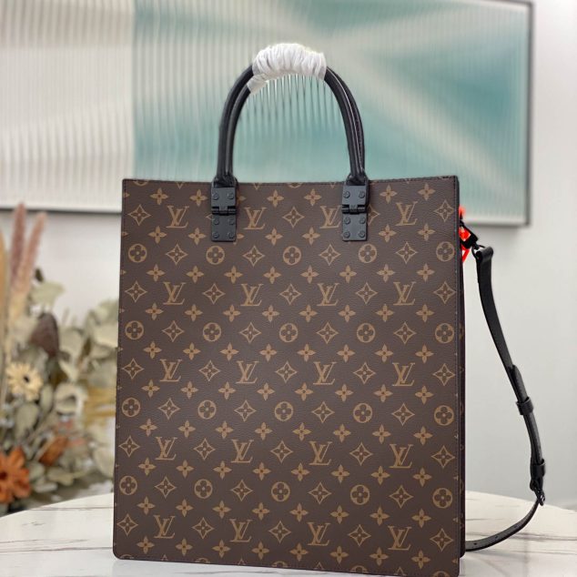  LV Size: 36 x 36 x 9 cm