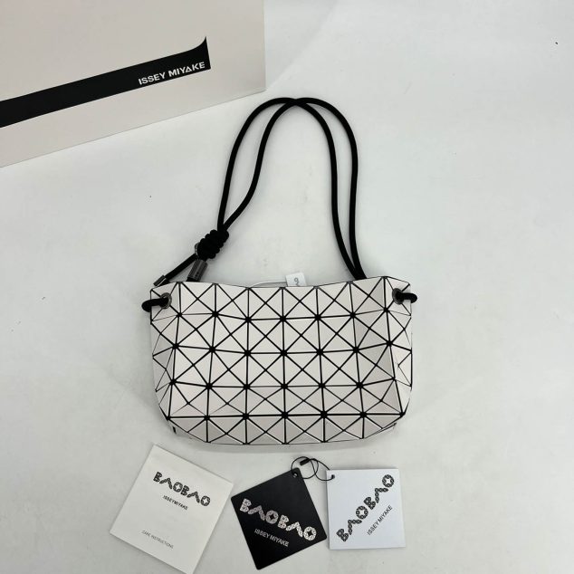  Issey Miyake Crossbody Bag Size: 1523.57.8cm