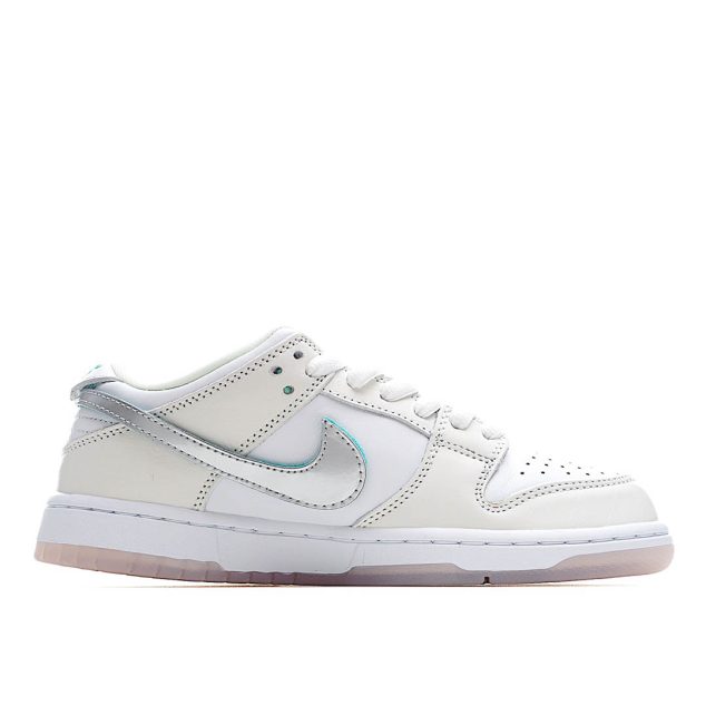  Nike SB Dunk Low Low-Top Sneakers