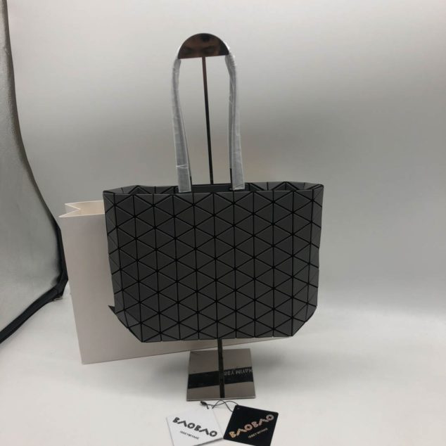  Issey Miyake Size: 34.5/26/8.5cm