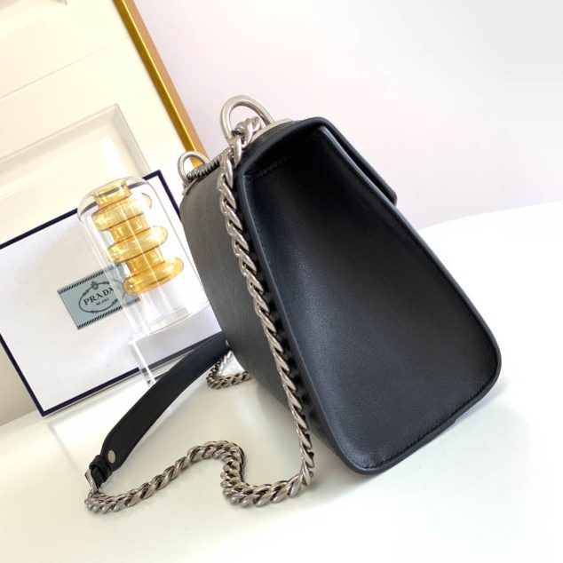  Chain shoulder strap Size: 21*14*9.5cm 1BD127