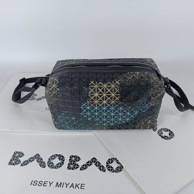  Issey Miyake Saddle Bag Size: 26/15/11cm