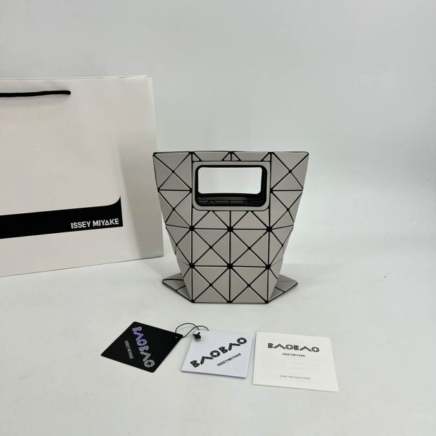  Issey Miyake Handbag Size: 39.5×34.5cm Small Size: 28.0×23.0cm