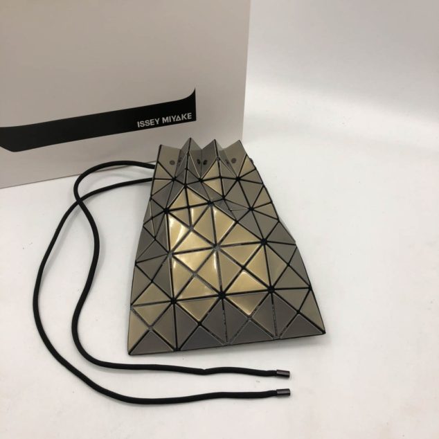  Issey Miyake Bucket Bag Size: 28.5/23cm.