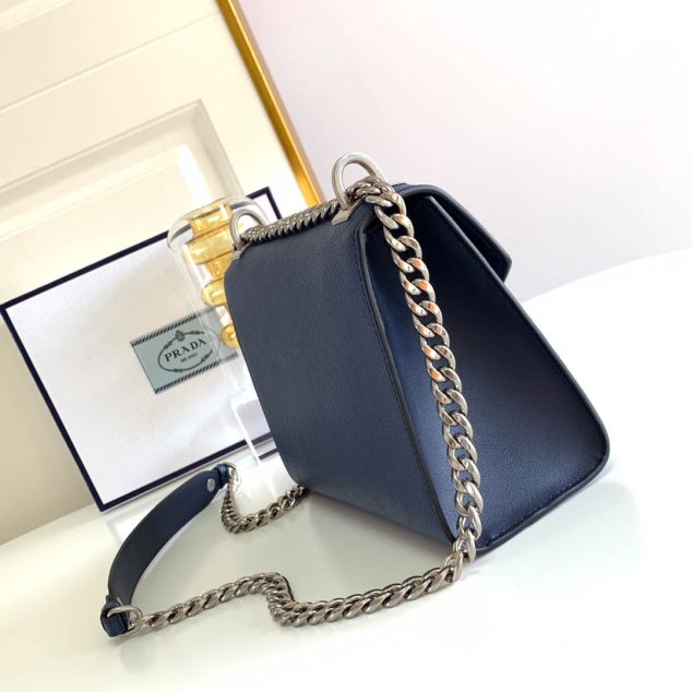  Chain shoulder strap Size: 21*14*9.5cm 1BD127