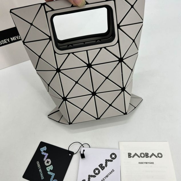  Issey Miyake Handbag Size: 39.5×34.5cm Small Size: 28.0×23.0cm