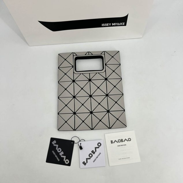  Issey Miyake Handbag Size: 39.5×34.5cm Small Size: 28.0×23.0cm