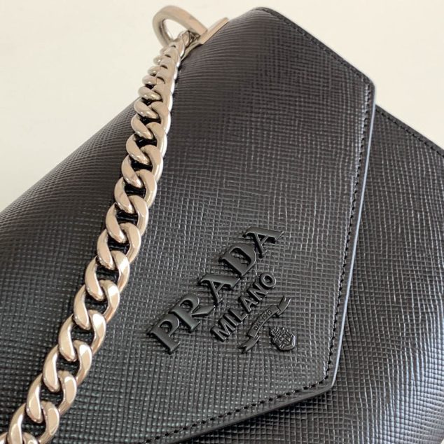  Chain shoulder strap Size: 21*14*9.5cm 1BD127