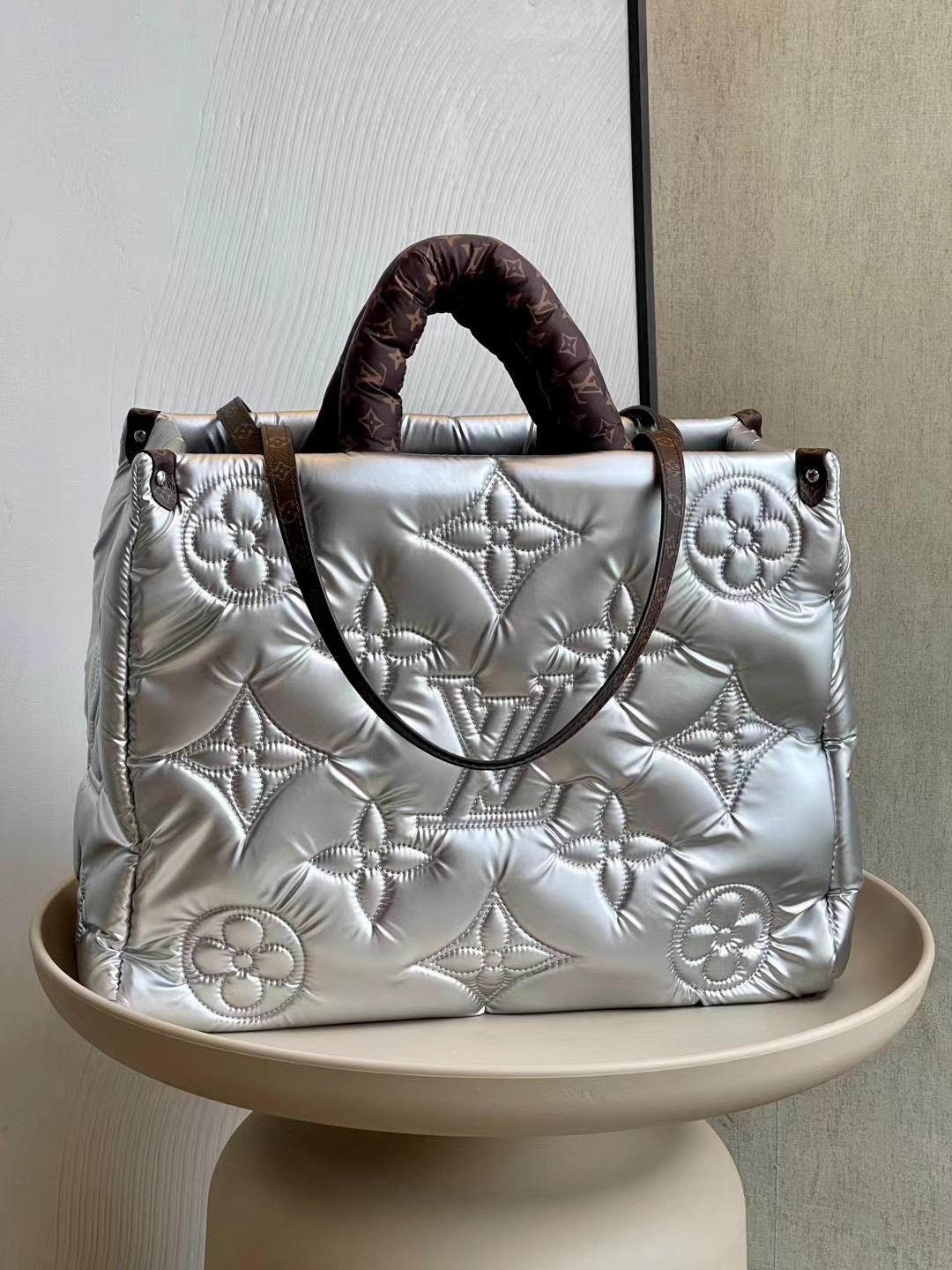 ONTHEGO Large Handbag M21053 Silver 41x34x19cm