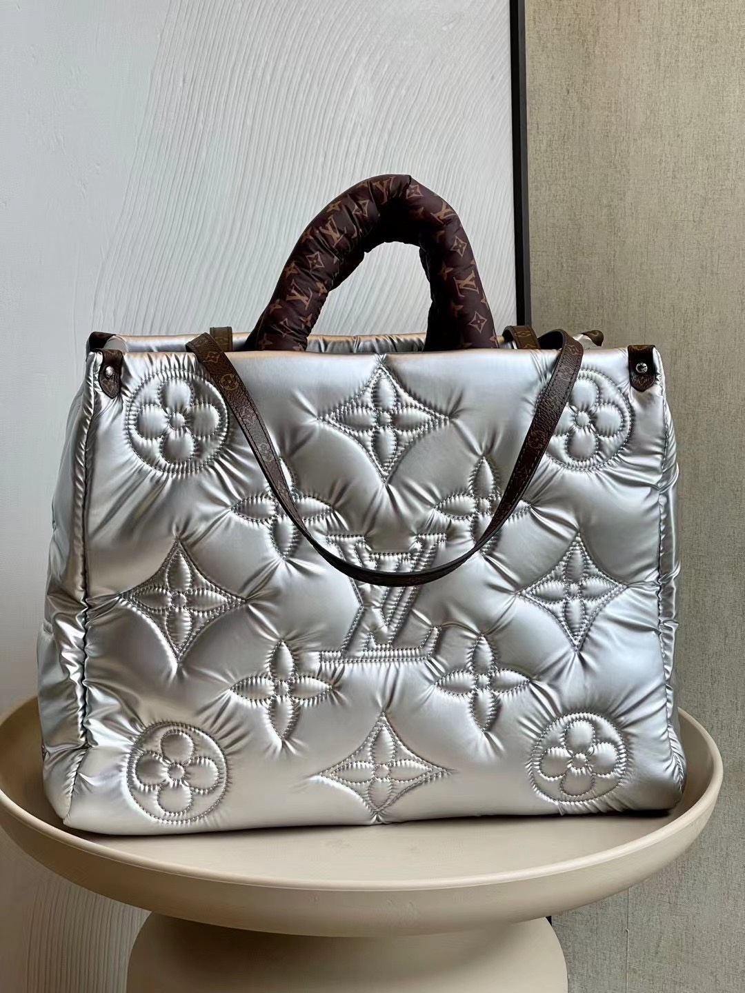 ONTHEGO Large Handbag M21053 Silver 41x34x19cm